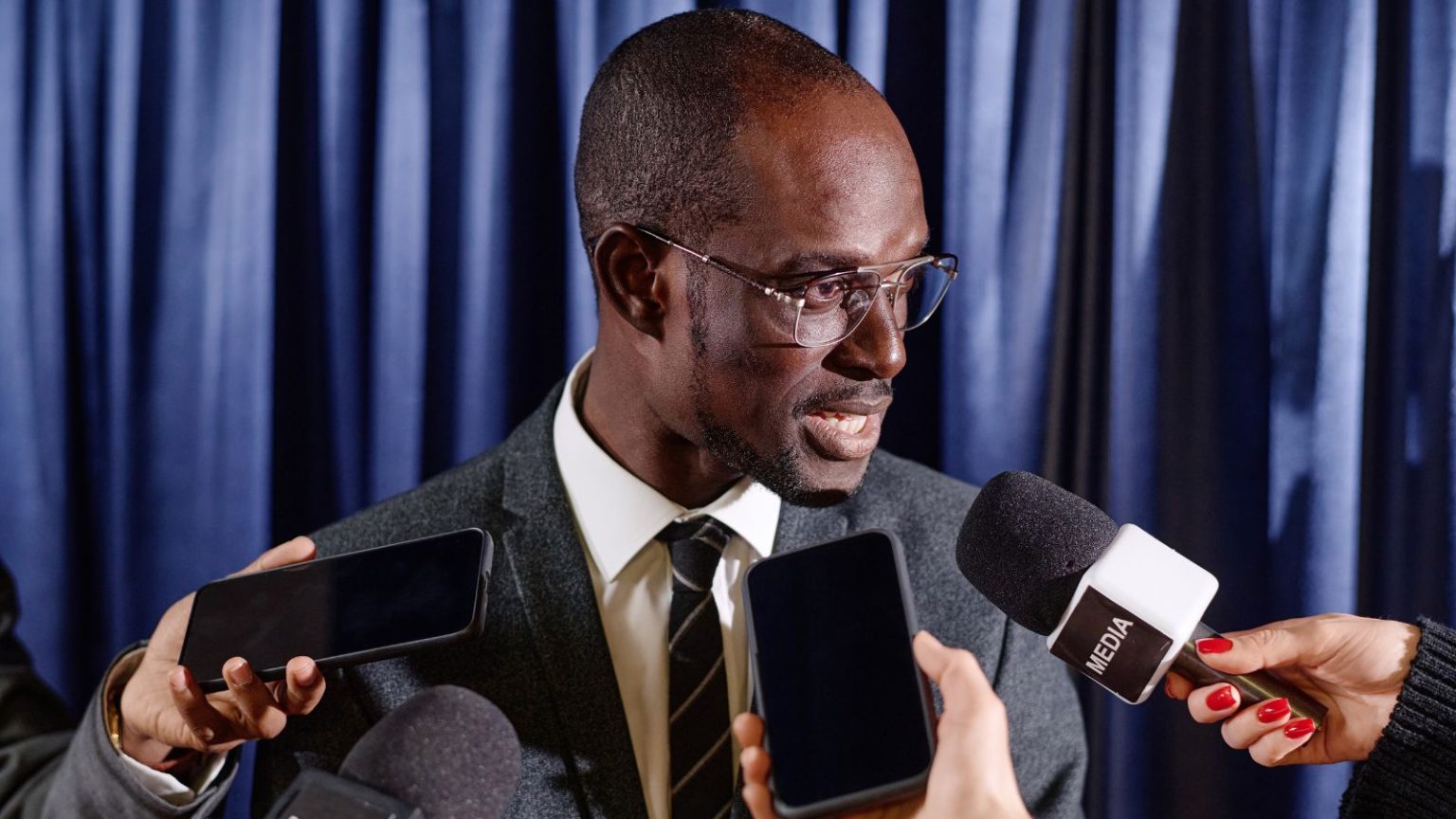 Meet The Press s76e46: features interviews with politicians, analysts and newsmakers.