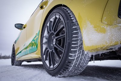 Car wheel with a winter tyre on a snowy road